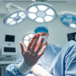 Plastische Chirurgie Braunschweig bietet professionelle und präzise Handchirurgie in einem modernen Operationssaal.